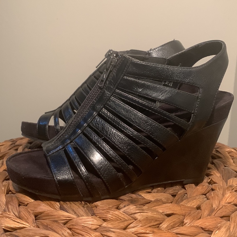 Brand new in box black aerosols wedge size 7M.